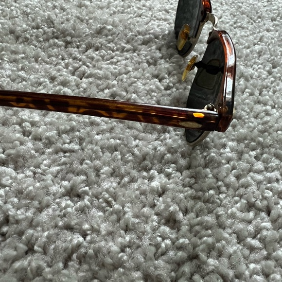 🕶️Women’s one size, cat eye sunglasses brown w/gold trim, preowned. - Picture 6 of 8